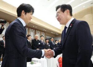 이재명 대통령, 2025년 기부 행사에서 최수종과 인사