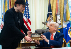 트럼프 이재명에게 백악관 황금열쇠 선물