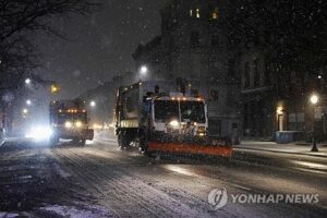 뉴욕 폭설로 항공편 수천편 취소 지연 사태