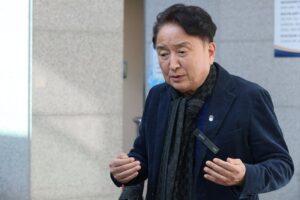 김영환 충북지사 돈 봉투 수수 의혹에 두 번째 소환