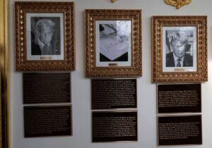 트럼프, 백악관 동판에 전임자 비방 설명 달아