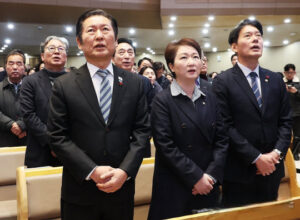 정청래 성탄예배에서 흔들리며 피는 꽃 낭독