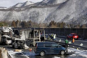 일본 고속도로 폭설 중 67대 차량 연쇄 추돌 2명 사망