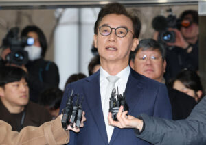 전재수 전 장관 통일교 금품 의혹에 대해 12시간 넘게 경찰 조사