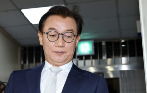 전재수 14시간 조사 끝에 귀가