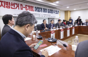 국민의힘 지도부에 중도 확장력 요구